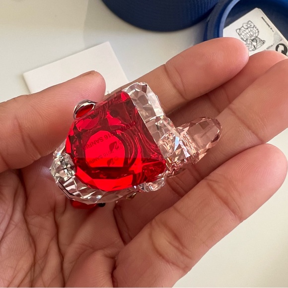 SWAROVSKI Hello Kitty Large Holding Heart Pink Red Crystal - Picture 5 of 6